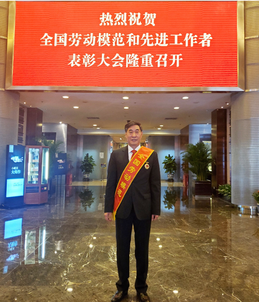 青岛啤酒党委书记、董事长黄克兴获全国劳动模范称号